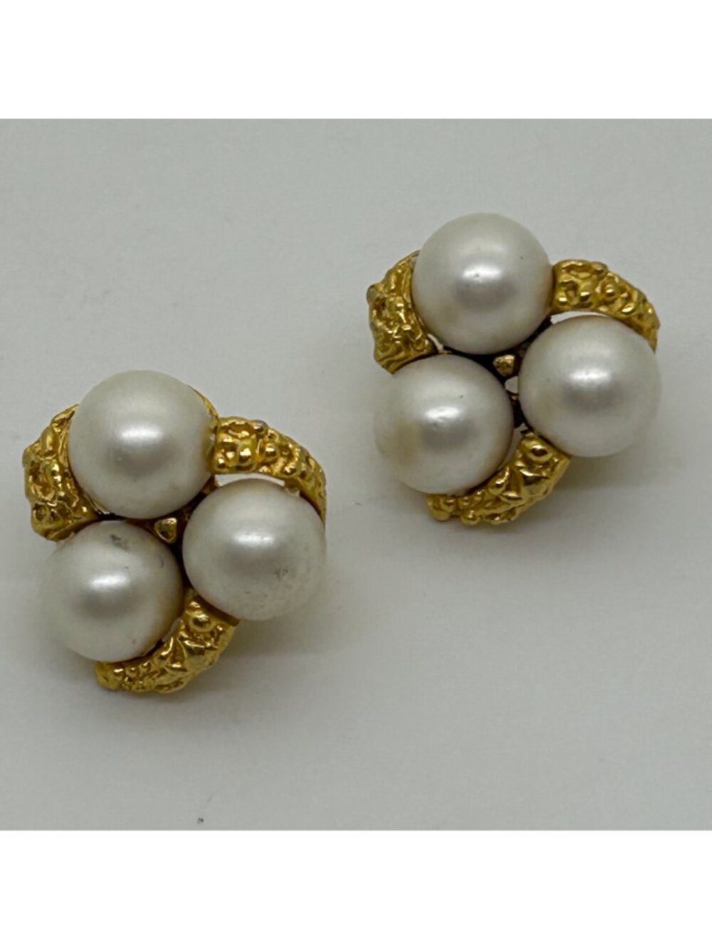 Faux Pearl Cluster Clip-On Earrings Textured Gold-Tone Three Bead Retro Vintage - Picture 7 of 8
